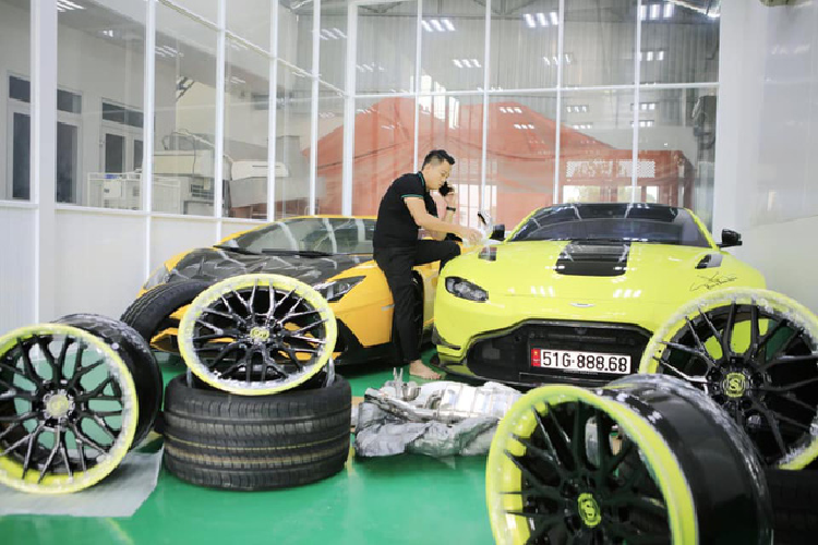 Bộ sưu tập siêu xe của Hoàng Kim Khánh hiện tại bao gồm hai chiếc xe siêu sang của thương hiệu Bentley là chiếc Mulsanne, Bentayga V8 bản kỷ niệm 100 năm. Ngoài ra là chiếc Lamborghini Aventador S LP740-4 đã được độ lại hay chiếc siêu xe mui trần đầu đời Ferrari 488 Pista Spider. Dễ dàng nhận thấy là va li này chứa chìa khóa của các hãng xe từ bình dân đến siêu xe và thiếu hãng hypercar là Koenigsegg