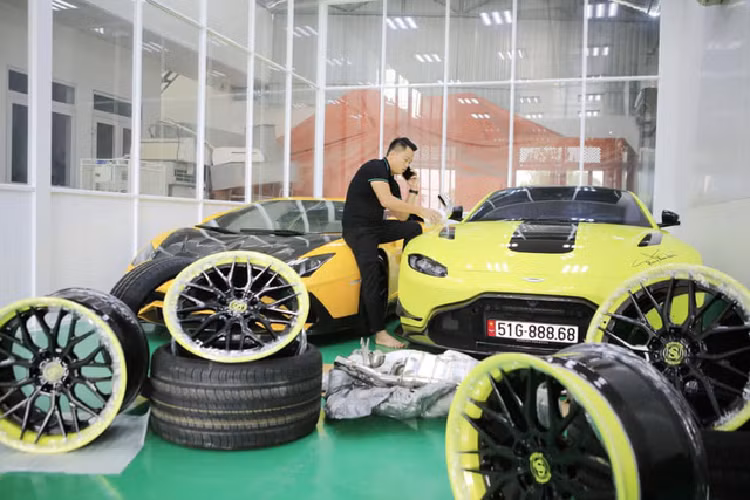 Bộ sưu tập siêu xe của Hoàng Kim Khánh hiện tại bao gồm hai chiếc xe siêu sang của thương hiệu Bentley là chiếc Mulsanne, Bentayga V8 bản kỷ niệm 100 năm. Ngoài ra là chiếc Lamborghini Aventador S LP740-4 đã được độ lại hay chiếc siêu xe mui trần đầu đời Ferrari 488 Pista Spider. Dễ dàng nhận thấy là va li này chứa chìa khóa của các hãng xe từ bình dân đến siêu xe và thiếu hãng hypercar là Koenigsegg