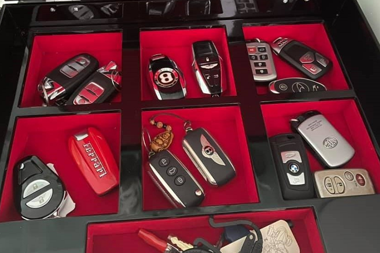 Nhiều người vẫn truyền tai nhau về thông tin va li hạt nhân như 1 vũ khí tối thượng mà luôn theo các Tổng thống hay Thủ Tướng mỗi khi trong nước hay cả đi công tác. Được biết Mỹ là quốc gia đầu tiên sở hữu vũ khí hạt nhân và cũng là nơi khai sinh chiếc va li hạt nhân đầu tiên. Mới đây nhất, vị đại gia thẩm mỹ Sài Gòn cũng khiến không ít người choáng khi khoe chiếc va li siêu xe quyền lực của mình. Chiếc va li này không phải là nút bấm màu đỏ mà thay vào đó là hàng chục chiếc chìa khóa xe được đặt gọn gàng trong các ngăn.