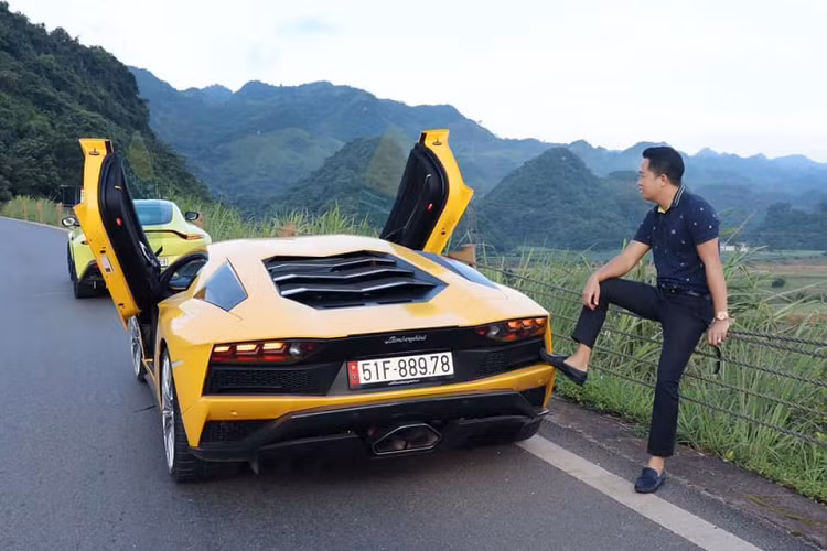 Koenigsegg Regera dễ dàng tăng tốc từ vị trí xuất phát lên 100 km/h trong thời gian 2,8 giây trước khi đạt vận tốc tối đa trên 400 km/h. Ở vận tốc 250 km/h, Koenigsegg Regera có khả năng tăng lực ép xuống mặt đường đến 450 kg. Hãy cùng chờ đón xem liệu đến bao giờ Hoàng Kim Khánh nhận bàn giao xe Regera để hoàn tất va li quyền lực có chìa khóa siêu xe của Koenigsegg.