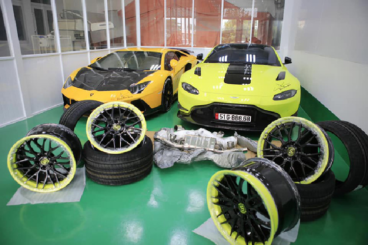 Dòng xe Koenigsegg Regera được chia thành 2 bản là tiêu chuẩn và Ghost Package với mức giá bán lần lượt là 1,9 triệu đô la và 2 triệu đô la. Tuy nhiên, đây chỉ là mức giá sàn và sẽ tăng cao khi chủ nhân có những lựa chọn cho mình. Ngay khi có mặt tại Việt Nam, siêu phẩm Koenigsegg Regera chắc chắn sẽ đoạt danh hiệu chiếc siêu xe đắt nhất Việt Nam dù có mang biển số Campuchia.