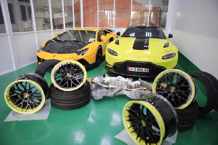 Dòng xe Koenigsegg Regera được chia thành 2 bản là tiêu chuẩn và Ghost Package với mức giá bán lần lượt là 1,9 triệu đô la và 2 triệu đô la. Tuy nhiên, đây chỉ là mức giá sàn và sẽ tăng cao khi chủ nhân có những lựa chọn cho mình. Ngay khi có mặt tại Việt Nam, siêu phẩm Koenigsegg Regera chắc chắn sẽ đoạt danh hiệu chiếc siêu xe đắt nhất Việt Nam dù có mang biển số Campuchia.