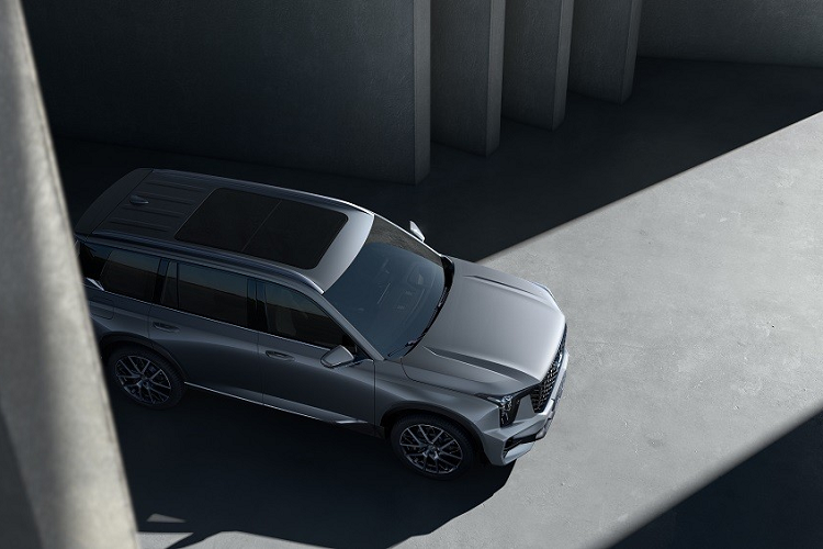 Đằng sau, Trumpchi GS8 2022 tạo cảm giác khá đơn giản với thiết kế cửa cốp gọn gàng, cụm đèn hậu LED thanh mảnh hơn trước, chắn bùn mượt mà hơn và 2 ống xả cỡ lớn hơn. Thiết kế đèn hậu và cản sau tạo sự tương đồng với phần đầu xe, nhấn mạnh cảm giác công nghệ cao cho mẫu SUV này.