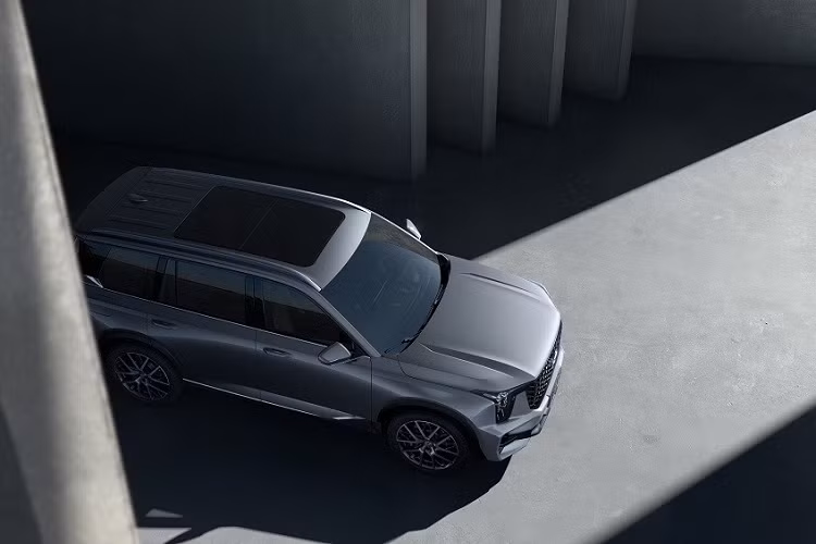 Đằng sau, Trumpchi GS8 2022 tạo cảm giác khá đơn giản với thiết kế cửa cốp gọn gàng, cụm đèn hậu LED thanh mảnh hơn trước, chắn bùn mượt mà hơn và 2 ống xả cỡ lớn hơn. Thiết kế đèn hậu và cản sau tạo sự tương đồng với phần đầu xe, nhấn mạnh cảm giác công nghệ cao cho mẫu SUV này.