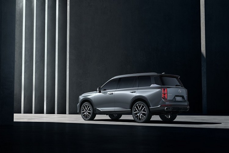 Nhìn chung, thiết kế ngoại thất của mẫu ôtô Trung Quốc này gợi liên tưởng đến SUV hạng sang Cadillac, đặc biệt là XT4. Điều này được thể hiện rõ qua thiết kế đèn pha và lưới tản nhiệt mới của mẫu SUV Trung Quốc. Theo tin đồn, Trumpchi GS8 thế hệ mới sẽ sở hữu chiều dài gần 5 m và chiều dài cơ sở gần 3 m. Như vậy, so với thế hệ cũ, mẫu xe này hứa hẹn sẽ tăng kích thước đáng kể nhờ dùng khung gầm GAC GPMA mới.