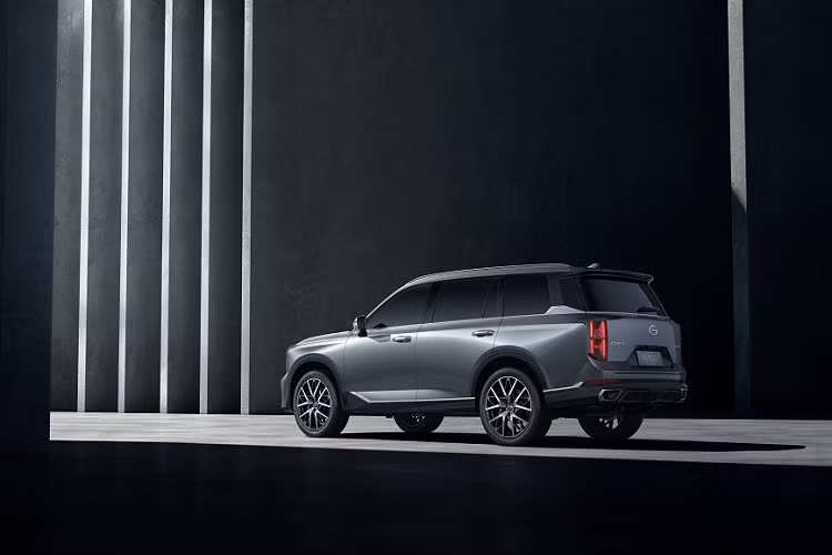 Nhìn chung, thiết kế ngoại thất của mẫu ôtô Trung Quốc này gợi liên tưởng đến SUV hạng sang Cadillac, đặc biệt là XT4. Điều này được thể hiện rõ qua thiết kế đèn pha và lưới tản nhiệt mới của mẫu SUV Trung Quốc. Theo tin đồn, Trumpchi GS8 thế hệ mới sẽ sở hữu chiều dài gần 5 m và chiều dài cơ sở gần 3 m. Như vậy, so với thế hệ cũ, mẫu xe này hứa hẹn sẽ tăng kích thước đáng kể nhờ dùng khung gầm GAC GPMA mới.