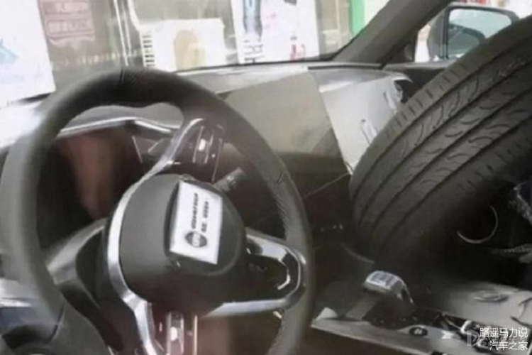 Bên sườn, mẫu xe SUV Trung Quốc này được áp dụng phong cách thiết kế phẳng và thẳng thớm với đường vai xe nổi bật. Bên dưới xuất hiện bộ vành hợp kim 5 chấu kép cỡ lớn.