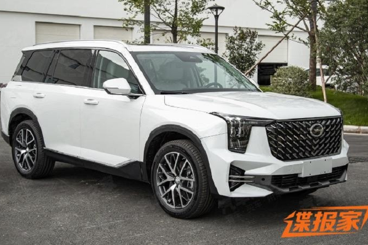 Qua những hình ảnh này, có thể thấy mẫu xe SUV Trumpchi GS8 2022 sở hữu thiết kế ngoại thất gần như "lột xác" so với thế hệ cũ. Ở thế hệ mới, mẫu SUV 3 hàng ghế này được áp dụng thiết kế khá ấn tượng và mang đậm nét tương lai nhằm thu hút khách hàng trẻ tuổi hơn.