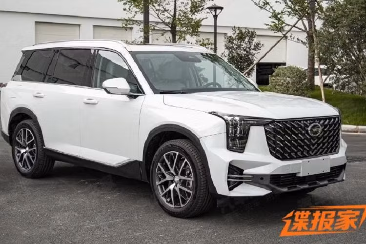 Qua những hình ảnh này, có thể thấy mẫu xe SUV Trumpchi GS8 2022 sở hữu thiết kế ngoại thất gần như "lột xác" so với thế hệ cũ. Ở thế hệ mới, mẫu SUV 3 hàng ghế này được áp dụng thiết kế khá ấn tượng và mang đậm nét tương lai nhằm thu hút khách hàng trẻ tuổi hơn.