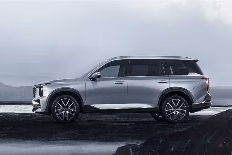 Hiện chưa có hình ảnh nội thất bên trong Trumpchi GS8 thế hệ mới. Tuy nhiên, hình ảnh "chụp lén" cho thấy mẫu xe này sẽ được trang bị màn hình thông tin giải trí cỡ lớn, nằm độc lập trên mặt táp-lô và bảng đồng hồ kỹ thuật số. Thêm vào đó là vô lăng 3 chấu mới và sự biến mất của nhiều nút bấm cơ học bên trong xe. Khi mua Trumpchi GS8 2022, khách hàng có thể chọn phiên bản 6 chỗ hoặc 7 chỗ. Dự kiến, Trumpchi GS8 2022 sẽ chính thức trình làng trong tháng 7 này.