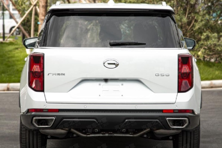 Theo đó, Trumpchi GS8 2022 được bổ sung thiết kế đầu xe táo bạo hơn trước với lưới tản nhiệt cỡ lớn, đi kèm mắt lưới mạ crôm như những dấu gạch chéo, tạo thành hình chữ "V". Bên cạnh đó là cụm đèn pha LED tái thiết kế, kéo dài xuống cản trước, lấy cảm hứng thiết kế từ động cơ đẩy của tên lửa. Thêm vào đó là dải đèn LED định vị ban ngày mới và cản trước thể thao hơn.