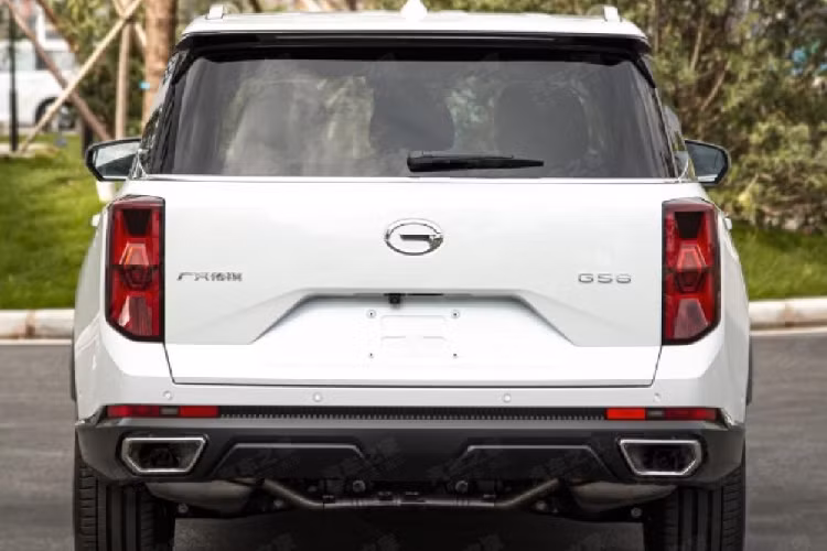 Theo đó, Trumpchi GS8 2022 được bổ sung thiết kế đầu xe táo bạo hơn trước với lưới tản nhiệt cỡ lớn, đi kèm mắt lưới mạ crôm như những dấu gạch chéo, tạo thành hình chữ "V". Bên cạnh đó là cụm đèn pha LED tái thiết kế, kéo dài xuống cản trước, lấy cảm hứng thiết kế từ động cơ đẩy của tên lửa. Thêm vào đó là dải đèn LED định vị ban ngày mới và cản trước thể thao hơn.