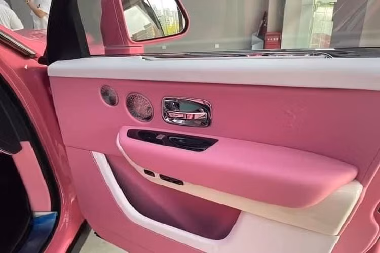 Chiếc SUV siêu sang Rolls-Royce Cullinan mang màu hồng này thuộc bản bốn chỗ ngồi, điều này đồng nghĩa hàng ghế sau sẽ có hai ghế ngồi kiểu độc lập và thương gia theo gói tuỳ chọn Individual Seat. Ở giữa hai hàng ghế này có bệ tỳ tay, tủ lạnh, hai chiếc ly và rượu champagne cùng một số tuỳ chọn khác. Ngoài ra, hãng xe siêu sang đến từ Anh quốc còn mang một tuỳ chọn rất hấp dẫn cho những người yêu thích phong cảnh chính là bộ ghế ngồi phía sau khoang hành lý mang tên gọi View Suite.