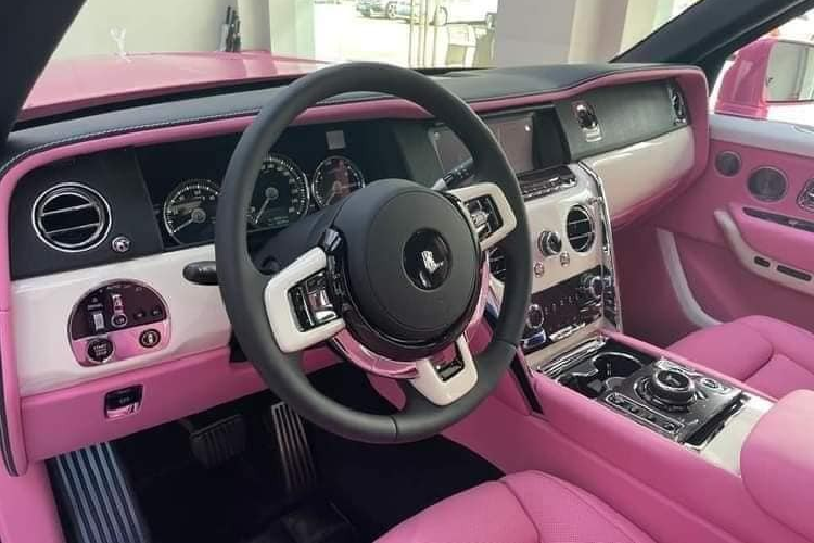 Với cặp ghế và bàn di động này, hành khách và chủ nhân có thể ngắm bất kỳ cảnh đẹp trên cung đường mình đi qua cùng chiếc SUV siêu sang Rolls-Royce Cullinan. Rolls-Royce Cullinan được đặt một cái tên khá đặc biệt. Cái tên Cullinan này vốn được đặt theo viên kim cương 3.106 carat đẹp nằm trên vương miện Crown Jewels của Nữ hoàng Anh. Đây cũng chính là viên kim cương thô lớn nhất thế giới.