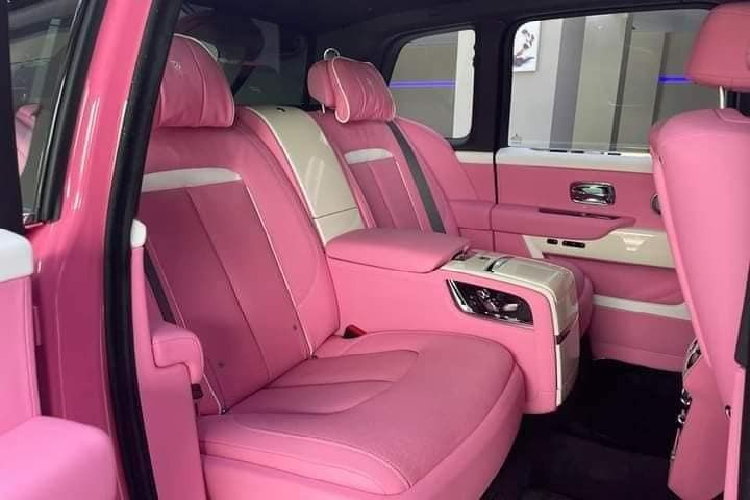 Bên trong khoang lái chiếc xe SUV siêu sang Rolls-Royce Cullinan có màu sơn hồng cũng được phối tông màu nội thất hồng đậm cùng với các viền trắng tạo điểm nhấn. Bộ áo bên trong xe khiến không ít phái đẹp đánh giá quá sang trọng và cá tính cho các nữ chủ xe.