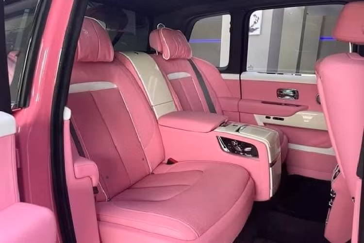 Bên trong khoang lái chiếc xe SUV siêu sang Rolls-Royce Cullinan có màu sơn hồng cũng được phối tông màu nội thất hồng đậm cùng với các viền trắng tạo điểm nhấn. Bộ áo bên trong xe khiến không ít phái đẹp đánh giá quá sang trọng và cá tính cho các nữ chủ xe.