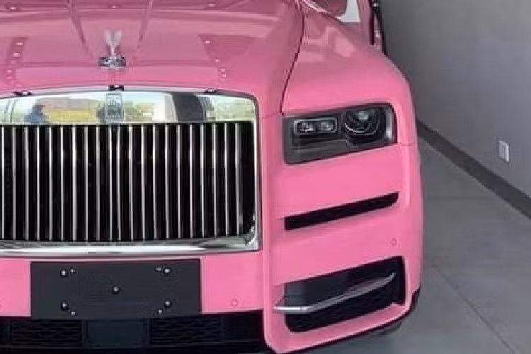 Hình ảnh chiếc SUV siêu sang Rolls-Royce Cullinan màu hồng được chia sẻ rất nhiều trên các diễn đàn về xe trong nước, chiếc xe SUV Rolls-Royce Cullinan này khiến nhiều chị em ở Việt Nam sẽ rất mê mệt trong thời gian tới.
