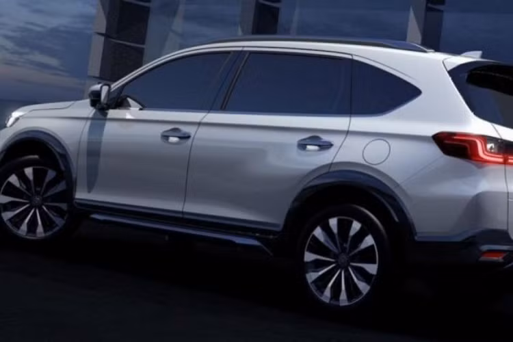 Riêng gương chiếu hậu ngoại thất đã được chuyển xuống cửa nhằm tăng tầm nhìn cho người ngồi trong xe. Đằng sau, Honda BR-V thế hệ thứ hai được trang bị cụm đèn hậu mới với thiết kế khá giống City 2021. Cánh gió mui và tấm ốp gầm màu bạc là những trang bị ngoại thất đáng chú ý khác của mẫu MPV cỡ nhỏ này.