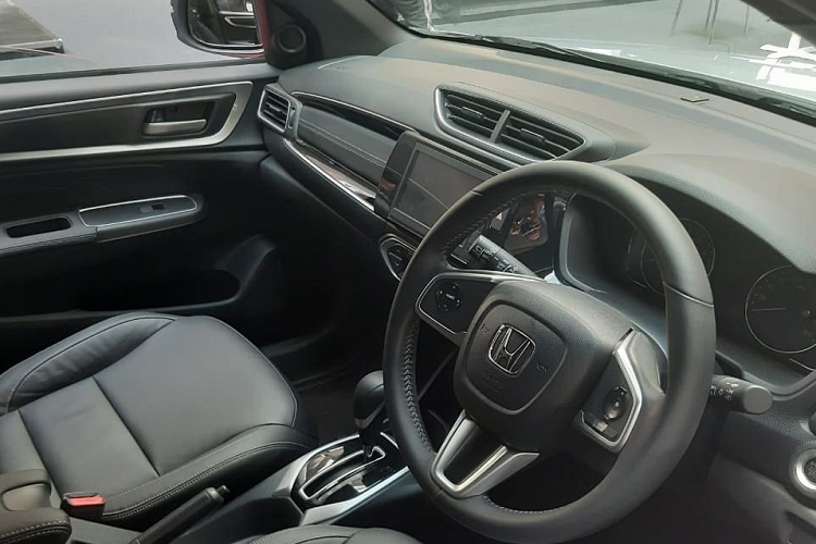 Như thông tin đã đưa, ở thế hệ mới, Honda BR-V được áp dụng phong cách thiết kế giống mẫu xe concept N7X từng ra mắt tại Indonesia vào hồi tháng 5/2021. Điều này được thể hiện rõ ràng qua thiết kế đầu xe với lưới tản nhiệt mới, đi kèm 3 nan nằm ngang và nẹp mạ crôm Solid Wing đặc trưng của thương hiệu Honda. Nằm hai bên lưới tản nhiệt là đèn pha LED, tích hợp dải đèn LED định vị ban ngày hình chữ "L".