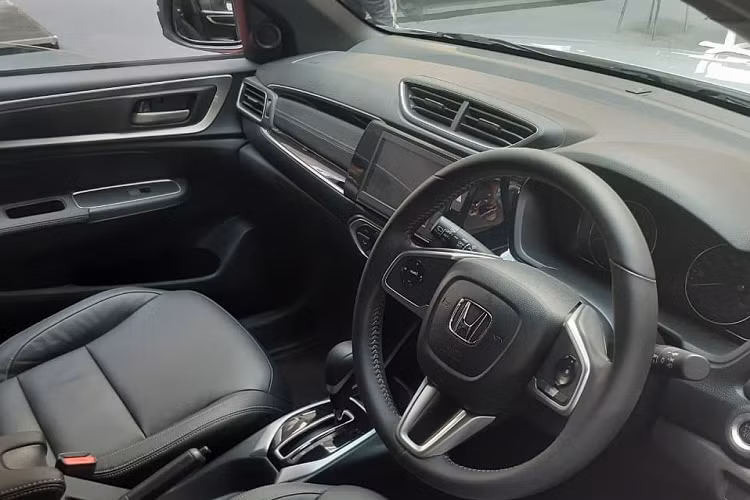 Như thông tin đã đưa, ở thế hệ mới, Honda BR-V được áp dụng phong cách thiết kế giống mẫu xe concept N7X từng ra mắt tại Indonesia vào hồi tháng 5/2021. Điều này được thể hiện rõ ràng qua thiết kế đầu xe với lưới tản nhiệt mới, đi kèm 3 nan nằm ngang và nẹp mạ crôm Solid Wing đặc trưng của thương hiệu Honda. Nằm hai bên lưới tản nhiệt là đèn pha LED, tích hợp dải đèn LED định vị ban ngày hình chữ "L".