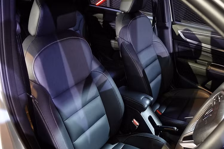 Bước vào bên trong Honda BR-V 2022, người dùng được chào đón bằng không gian nội thất 7 chỗ có nhiều điểm mới như mặt táp-lô, màn hình thông tin giải trí dạng cảm ứng 7 inch, bảng đồng hồ với màn hình màu TFT, tính năng khởi động máy từ xa, cửa tự động khóa khi người lái ra khỏi xe, gương có đèn bên ghế phụ lái, bệ tì tay cho 2 hàng ghế đầu và ổ điện cho cả hàng ghế cuối.