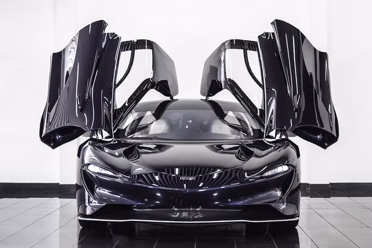 Ở trên McLaren Speedtail, hãng siêu xe Anh quốc trang bị cho xe bộ mâm đúc bằng hợp kim siêu nhẹ với thiết kế đa chấu theo hình cánh quạt. Ở phía trước, bộ mâm này sẽ được trang bị thêm bộ che khí được làm bằng sợi carbon. Trước đây, kiểu thiết kế này được sử dụng trên xe đua Công thức 1 cũng như nhiều loại xe đua LM, GTE khác.