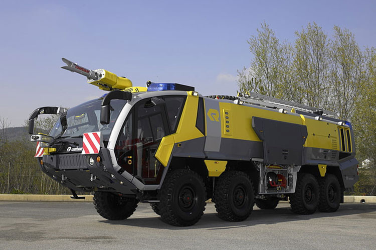 Ở phía bên dưới, bạn sẽ tìm thấy một công cụ chữa cháy khác trong “kho vũ khí” của Falcon. Bên dưới kính chắn gió là một vòi phun bọt tạo màng trong nước (AFFF), cũng như bột hóa chất khô (DCP). AFFF được sử dụng để dập tắt các đám cháy liên quan đến nhiên liệu phản lực, trong khi DCP được sử dụng cho các đám cháy điện và xăng dầu thông thường. Để bảo vệ cả phương tiện và lính cứu hỏa bên trong, vòi phun có thể bắn những dung dịch này từ khoảng cách xa 90 mét.