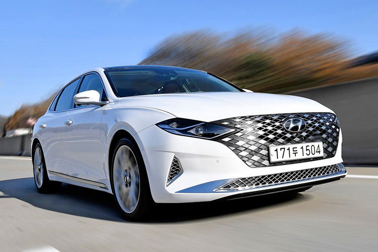 Tại thị trường Hàn Quốc, giá xe Hyundai Grandeur Le Blanc 2021 được bán với mức khởi điểm từ 35,34 triệu Won (khoảng 649 triệu đồng). Trong khi đó, 3 bản còn lại có giá dao động từ 33,55 - 47,18 triệu Won (616 - 866 triệu đồng). Khi có mặt trên thị trường, Hyundai Grandeur 2021 sẽ cạnh tranh với những đối thủ như Kia K8 và Toyota Avalon.