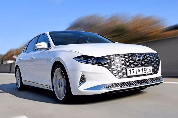 Tại thị trường Hàn Quốc, giá xe Hyundai Grandeur Le Blanc 2021 được bán với mức khởi điểm từ 35,34 triệu Won (khoảng 649 triệu đồng). Trong khi đó, 3 bản còn lại có giá dao động từ 33,55 - 47,18 triệu Won (616 - 866 triệu đồng). Khi có mặt trên thị trường, Hyundai Grandeur 2021 sẽ cạnh tranh với những đối thủ như Kia K8 và Toyota Avalon.