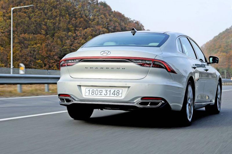 Ngoài phiên bản Le Blanc mới, dòng xe Hyundai Grandeur 2021 tại thị trường Hàn Quốc còn có 3 bản trang bị là Premium, Exclusive và Calligraphy. Trong đó, bản Premium có thêm kính cách âm 2 lớp và kính chống tia UV. Bản Exclusive thì được nâng cấp với camera 360 độ tiêu chuẩn. Riêng bản Calligraphy được bổ sung nội thất bọc da màu khaki phối be mới.