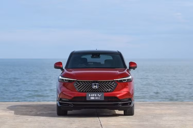 Chưa hết, Honda HR-V 2022 ở Thái Lan còn được trang bị gói công nghệ an toàn Honda Sensing. Gói này bao gồm hệ thống đèn pha tự động, hệ thống kiểm soát hành trình thích ứng với tính năng điều chỉnh theo phương tiện phía trước ở tốc độ thấp, cảnh báo khi phương tiện phía trước di chuyển, hỗ trợ giữ làn đường, giảm thiểu chệch làn đường tích hợp cảnh báo chệch làn đường và phanh giảm thiểu va chạm...