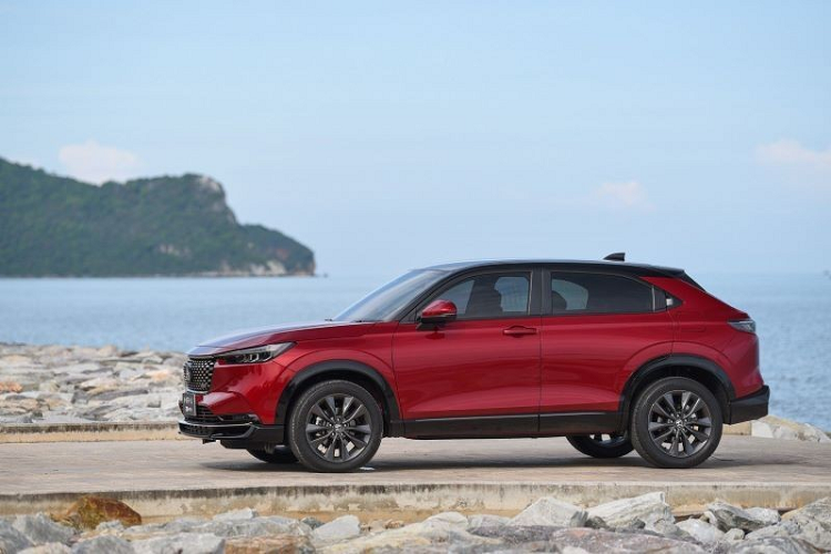 Đó là chưa kể đến camera cập lề Honda LaneWatch, hệ thống hỗ trợ đổ đèo, hỗ trợ khởi hành ngang dốc, camera chiếu hậu đa góc, tính năng tự động giữ phanh tạm thời và 6 túi khí. Hiện chưa rõ thời điểm Honda HR-V 2022 về Việt Nam.