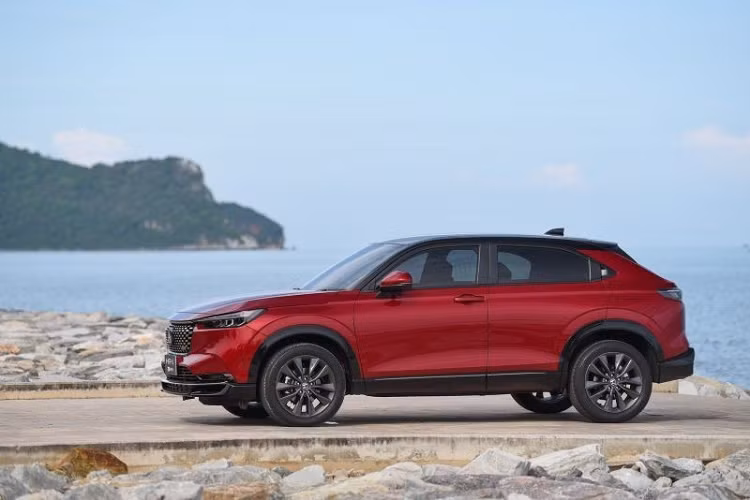 Đó là chưa kể đến camera cập lề Honda LaneWatch, hệ thống hỗ trợ đổ đèo, hỗ trợ khởi hành ngang dốc, camera chiếu hậu đa góc, tính năng tự động giữ phanh tạm thời và 6 túi khí. Hiện chưa rõ thời điểm Honda HR-V 2022 về Việt Nam.