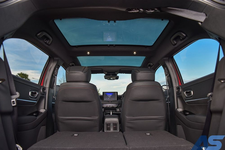 So với bản thường, Honda HR-V RS 2022 có một số đặc điểm nhận dạng như lưới tản nhiệt mạ crôm thể thao, tích hợp logo màu đỏ trong khi cản trước/cản sau và nẹp xung quanh thân xe đều sơn màu đen hầm hố.