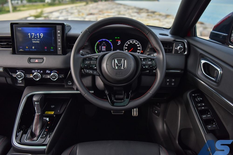 Không chỉ tiết kiệm xăng, hệ truyền động này còn có 3 chế độ chính, bao gồm EV, Hybrid Drive và Engine Drive. Bên cạnh đó, xe còn có 3 chế độ lái là Econ, Normal và Sport. Như vậy, Honda HR-V 2022 ở thị trường Thái Lan không có tùy chọn động cơ xăng 4 xi-lanh, dung tích 1.5L như xe ở Nhật Bản. Bù lại, xe có thêm phiên bản RS mới vốn không được bán tại Nhật Bản.