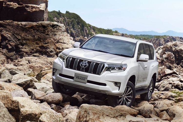 Trên Land Cruiser Prado 2021, cỗ máy này cho ra công suất 200 mã lực và mô-men xoắn 500 Nm, kết hợp với hộp số tự động 6 cấp và hệ dẫn động 4 bánh, mức tiêu thụ nhiên liệu chỉ 7.0 lít / 100 km và lượng khí thải CO2 đạt 192 g/km - những con số này có thể giảm thêm ở phiên bản mới.