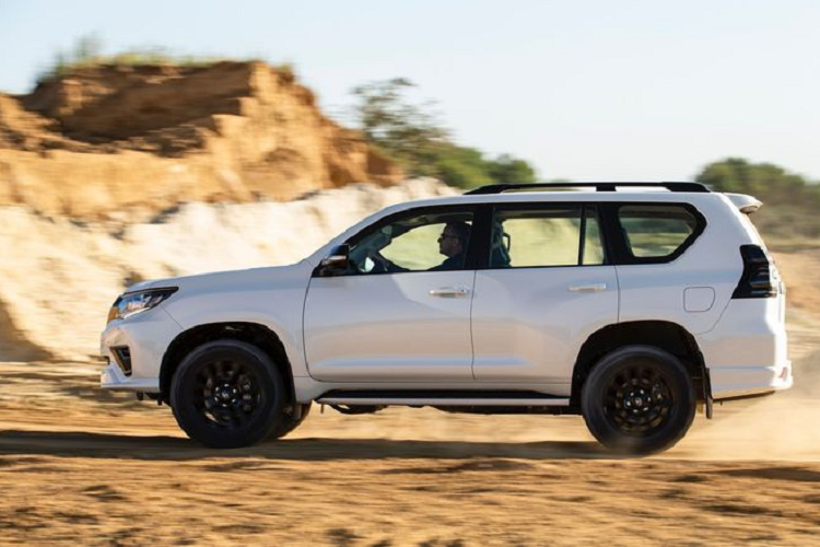 Tuy nhiên, cũng có khả năng Toyota sẽ loại bỏ động cơ này để chuyển sang máy dầu diesel tăng áp kép V6 3.3L lớn hơn, trên 300 Series khối động cơ cho 304 mã lực và 700 Nm, đi kèm với hộp số tự động 10 cấp Direct Shift giúp tiết kiệm nhiên liệu hơn và phát thải ít hơn.