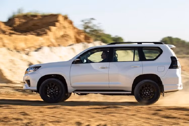 Tuy nhiên, cũng có khả năng Toyota sẽ loại bỏ động cơ này để chuyển sang máy dầu diesel tăng áp kép V6 3.3L lớn hơn, trên 300 Series khối động cơ cho 304 mã lực và 700 Nm, đi kèm với hộp số tự động 10 cấp Direct Shift giúp tiết kiệm nhiên liệu hơn và phát thải ít hơn.