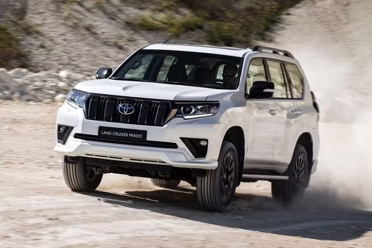 Thế hệ hiện tại của Toyota Land Cruiser Prado đình đám (150 Series) đã được 12 năm tuổi, vì vậy việc chiếc xe được "lột xác" như Land Cruiser 2022 cũng không có gì ngạc nhiên. Phiên bản mới nhất của Land Cruiser Prado được công bố vào năm ngoái với một số nâng cấp về hệ truyền động và trang bị, trong năm nay, hãng cũng tung ra một bản kỷ niệm 70 năm với nhiều yếu tố đặc biệt.