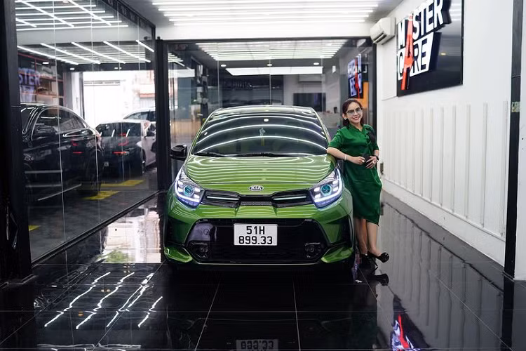 Tuy nhiên, thay đổi đáng chú ý nhất của chiếc xe nằm ở bên trong xe với ghế ngồi Kia Morning phong cách Lamborghini đặt ở phía trước, hai chiếc ghế được bọc da Nappa thêu hình quả trám, và tích hợp chỉnh điện, làm mát và massage.