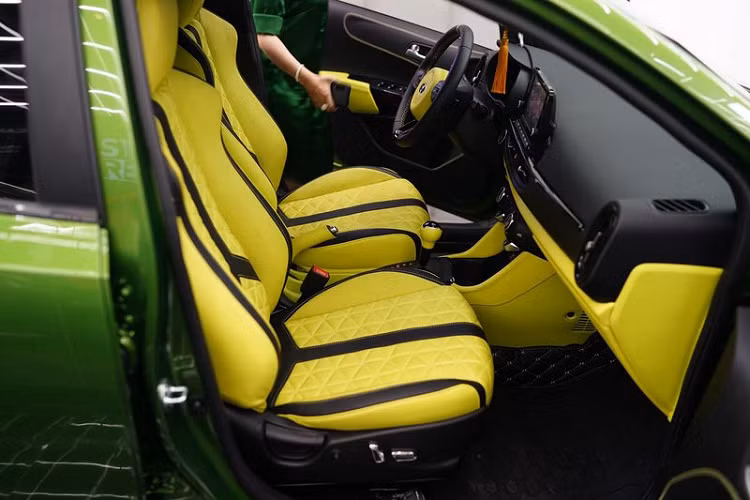 Toàn bộ cabin xe được làm mới trong tông xanh - đen thể thao, cánh cửa được bọc lại bằng da, đặc biệt, chiếc xe giá rẻ còn có cả option trần sao như trên xe sang Rolls-Royce.