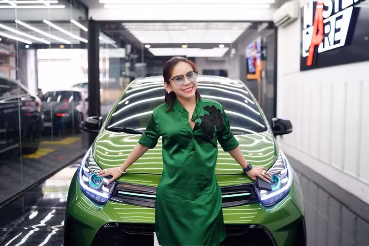 Ngoài ra, lưới tản nhiệt của xe cũng được nâng cấp với ốp carbon tích hợp thêm 2 dải LED xanh, đèn pha được thay bi LED mới, đồng thời có thêm mí LED vuốt dài lên hết chóa đèn giúp cải thiện khả năng chiếu sáng rất nhiều. Bộ mâm đơn giản trên Kia Morning GT-line 2021 mới cũng được đổi sang loại 5 chấu kép sơn đen.