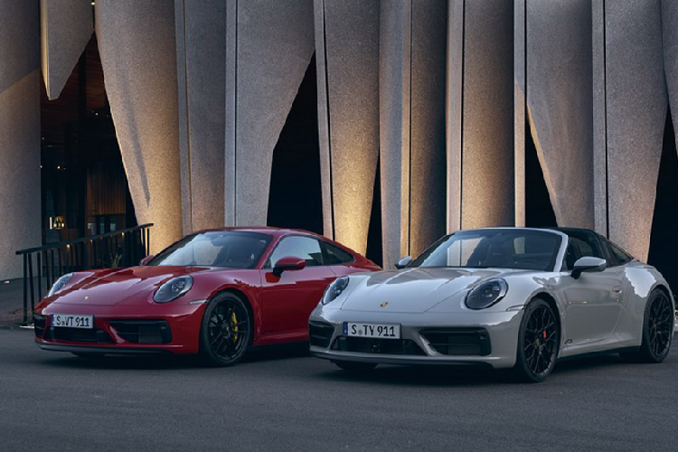 Theo thông báo từ hãng xe thể thao Đức, Porsche 911 GTS 2022 mới sẽ được bán ra thị trường quốc tế vào đầu năm 2022 với giá tham khảo từ 136.700 USD (tương đương khoảng 3,2 tỷ đồng).