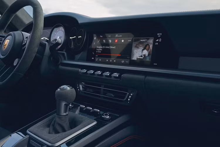 Porsche 911 GTS có những trang bị tiêu chuẩn như gói kích hoạt chế độ thể thao (Sport Chrono), vô-lăng thể thao GT Sport và hệ thống hỗ trợ vận hành đường đua Porsche Track Precision.