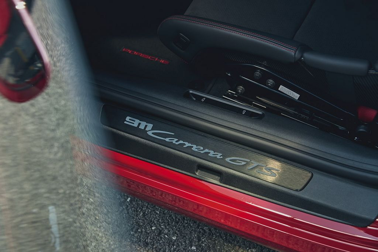 Về động cơ, siêu xe Porsche 911 GTS sử dụng động cơ 6 xy-lanh thẳng hàng 3.0L tăng áp kép cho công suất tối đa 473 mã lực và mô-men xoắn cực đại 569 Nm, mạnh hơn 30 mã lực so với phiên bản Carrera S và 23 mã lực so với GTS trước đó. Ở hai phiên bản Coupé và Cabriolet, Porsche đều trang bị cho Carrera GTS hệ thống dẫn động cầu sau hoặc dẫn động 4 bánh toàn thời gian, riêng bản Targa 4 GTS được mặc định sử dụng AWD.