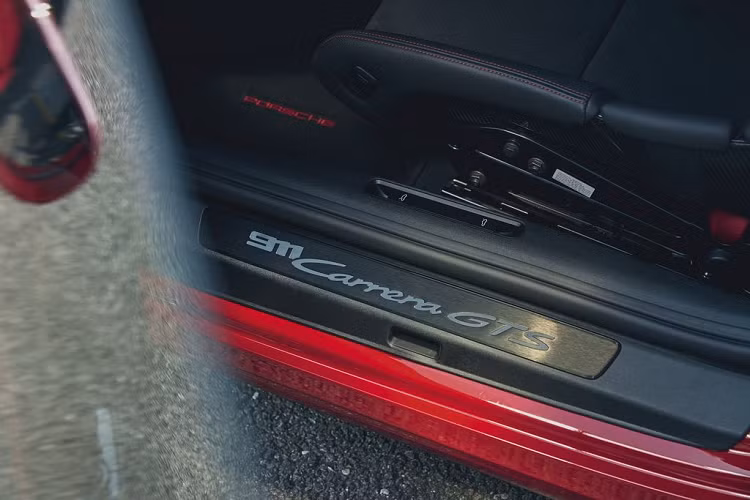 Về động cơ, siêu xe Porsche 911 GTS sử dụng động cơ 6 xy-lanh thẳng hàng 3.0L tăng áp kép cho công suất tối đa 473 mã lực và mô-men xoắn cực đại 569 Nm, mạnh hơn 30 mã lực so với phiên bản Carrera S và 23 mã lực so với GTS trước đó. Ở hai phiên bản Coupé và Cabriolet, Porsche đều trang bị cho Carrera GTS hệ thống dẫn động cầu sau hoặc dẫn động 4 bánh toàn thời gian, riêng bản Targa 4 GTS được mặc định sử dụng AWD.