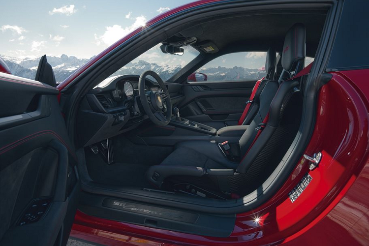 Logo trên GTS được làm tối màu khác biệt ở cửa ra vào và đuôi xe. Về nội thất, Porsche 911 GTS có những điểm nhấn tương phản từ sự kết hợp của da Race-Tex với các chi tiết bằng sợi carbon trên ghê ngồi, vô lăng, nắm cửa, gác tay, cần số và hộc để đồ.