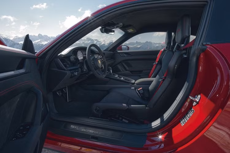 Logo trên GTS được làm tối màu khác biệt ở cửa ra vào và đuôi xe. Về nội thất, Porsche 911 GTS có những điểm nhấn tương phản từ sự kết hợp của da Race-Tex với các chi tiết bằng sợi carbon trên ghê ngồi, vô lăng, nắm cửa, gác tay, cần số và hộc để đồ.