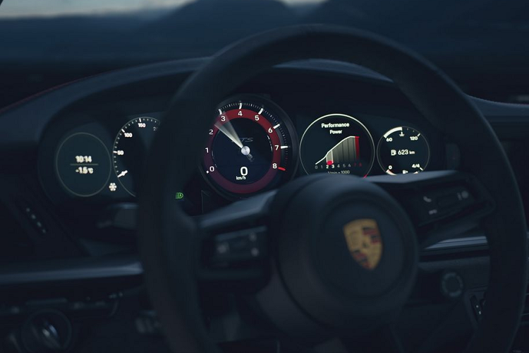 Xe được trang bị ghế thể thao cao cấp Sport Seats Plus chỉnh điện 4 hướng mang lại khả năng cố định phần hông đem tới sự thoải mái cho người ngồi.