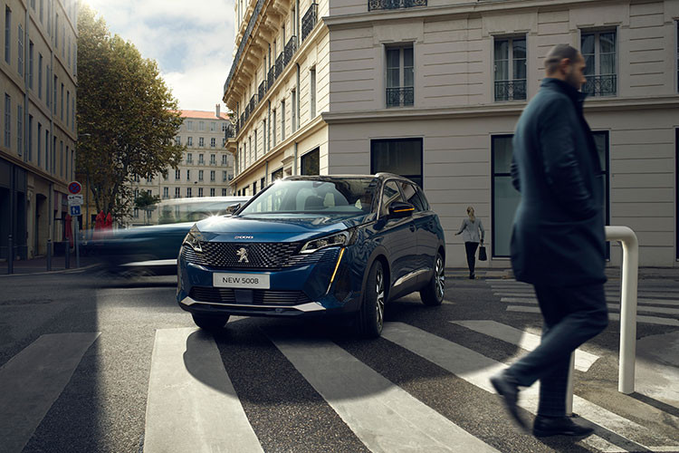  Giá xe Peugeot 5008 2022 tại Việt Nam ở mức 1,199 tỷ đồng đối với bản AL và 1,299 tỷ đồng đối với bản GT. Tại Việt Nam, Peugeot 5008 cạnh tranh với các đối thủ trong phân khúc Crossover 5+2, nơi đang có sự góp mặt của Honda CR-V và Mitsubishi Outlander.